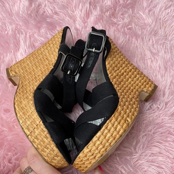 Banana Republic 5” sandals with basket weave heels, buckle straps size 7 - Picture 5 of 11